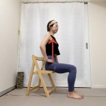 脚を骨盤幅にして背筋を伸ばし、椅子に浅く座った体勢