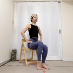 椅子に座り、左右交互にかかとの上げ下ろしをするむくみ解消エクササイズ
