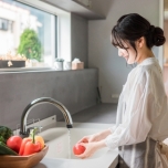 野菜を洗う女性