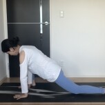 膝をついておこなう戦士のポーズ①