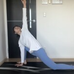 膝をついておこなう戦士のポーズ②