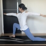 膝をついておこなう戦士のポーズ③