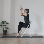 チェアヨガ：ガルーダ１