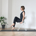 チェアヨガ：ガルーダ１