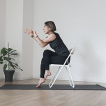 チェアヨガ：ガルーダ