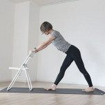 椅子の三角のポーズ１