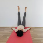 壁に脚を上げるポーズ