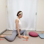 骨盤を正面に向け、右脚を少し前へ、左脚は後ろへ軽く開いて座った体勢