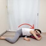 右脚を前、左脚は後ろに引き、脚を軽く開いて座り、上体を前に倒した体勢