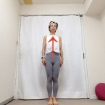足をそろえ、背筋を伸ばして立った状態