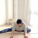 片足開脚前屈のポーズ