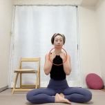 鎖骨に指先を引っ掛けてあぐらだ座った体勢