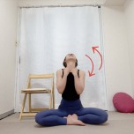 鎖骨に指先を引っ掛けて頭を上下に動かしてリンパを刺激するセルフケア