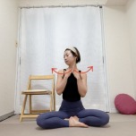 鎖骨に指先を引っ掛けて頭を左右に動かしてリンパを刺激するセルフケア