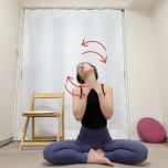 鎖骨に指先を引っ掛けて頭を回してリンパを刺激するセルフケア