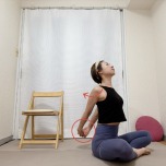 あぐらで座り、背中で両手を組んで胸を開くストレッチ