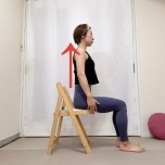 椅子に浅めに座り、背筋を伸ばした体勢