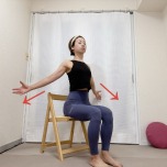 椅子に座り、腕を斜め下に広げて胸を開くストレッチ