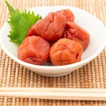 お皿にのった梅干し