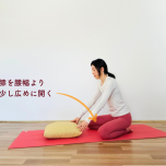 膝を開いたチャイルドポーズ
