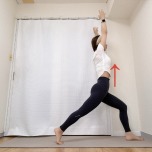 左脚を後ろに引き、右膝を曲げて上体を引き上げるハイランジポーズ