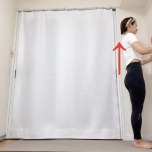 壁に両手をつき、背筋を伸ばして立った体勢