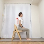 背筋を伸ばして椅子に浅めに座った体勢