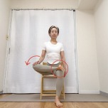 椅子に座り、左脚を右桃の上の乗せ、4の字を作った体勢