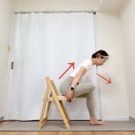 椅子に座り、左脚を右腿に乗せて4の字を作り、上体を前に倒すストレッチ