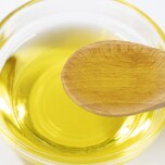 トマトにかけるオリーブオイル