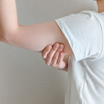 二の腕のたるみの原因は姿勢