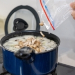 冷凍きのこを投入