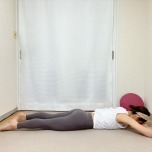 両手を枕にしたうつ伏せ寝