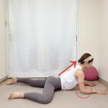 うつ伏せから片膝を曲げて横に出し、肘をつき上体を起こした体勢