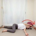 右を下にした横向き寝から左膝を曲げて体の前に置き、左腕を頭上に伸ばした体側のストレッチ