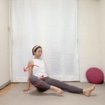 長座から左膝を曲げて胸に寄せ、脚を外側に回す股関節ほぐし