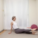 長座から膝を伸ばしなが左脚を回す股関節ほぐし