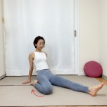 左膝を曲げ、右脚を伸ばした半分の割座の姿勢