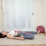 左膝を曲げた半分の割座からあおむけで寝た体勢