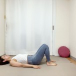 両膝を立て、仰向けで寝た体勢