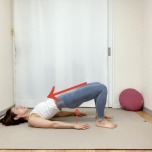 両膝を立てた仰向けからお尻を上げた橋のポーズ