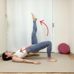 肺のポーズから左脚お天井に伸ばした体勢