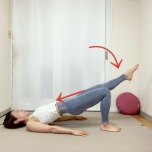 橋のポーズから左脚を右膝の高さに伸ばした体勢