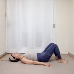 両膝を立て、両手を体側に下して仰向けで寝た体勢