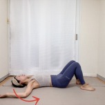 両膝を曲げ、両手を頭上に伸ばした仰向けから胸を開きながら腕を体側に戻すエクササイズ