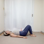 お腹を引き込み、両膝を立てて仰向けで寝た体勢