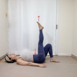 両膝を立てた仰向けから左脚を天井に伸ばした体勢