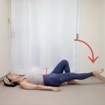 右膝を立て、左脚を天井に伸ばした仰向けから左脚を床すれすれまで下すエクササイズ