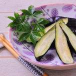 皿に盛り付けたナスの浅漬け