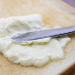 食パンにたっぷりと塗るマーガリン